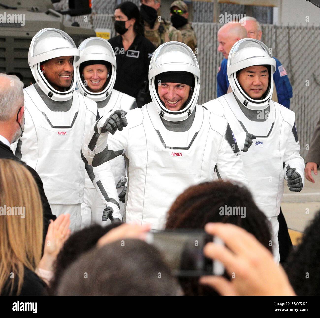 15 novembre 2020, Kennedy Space Center, Florida, USA: Gli astronauti di SpaceX Crew-1 si dirigono verso il complesso 39-A per il lancio del razzo Falcon 9 alla stazione spaziale Internazionale. Da sinistra, il pilota Victor Glover, lo specialista di missione Shannon Walker, il comandante delle navicelle spaziali Michael Hopkins e lo specialista di missione Soichi Noguchi. (Immagine di credito: © TNS via cavo ZUMA) Foto Stock