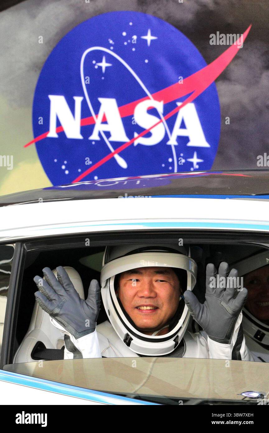 15 novembre 2020, Kennedy Space Center, FL, Stati Uniti: Lo specialista di missione Soichi Noguchi ondata a familiari e amici mentre gli astronauti di SpaceX Crew-1 si dirigono al complesso 39-A per il lancio del razzo Falcon 9 alla stazione spaziale Internazionale, domenica 15 novembre 2020, al Kennedy Space Center, Florida. (Immagine di credito: © TNS via cavo ZUMA) Foto Stock