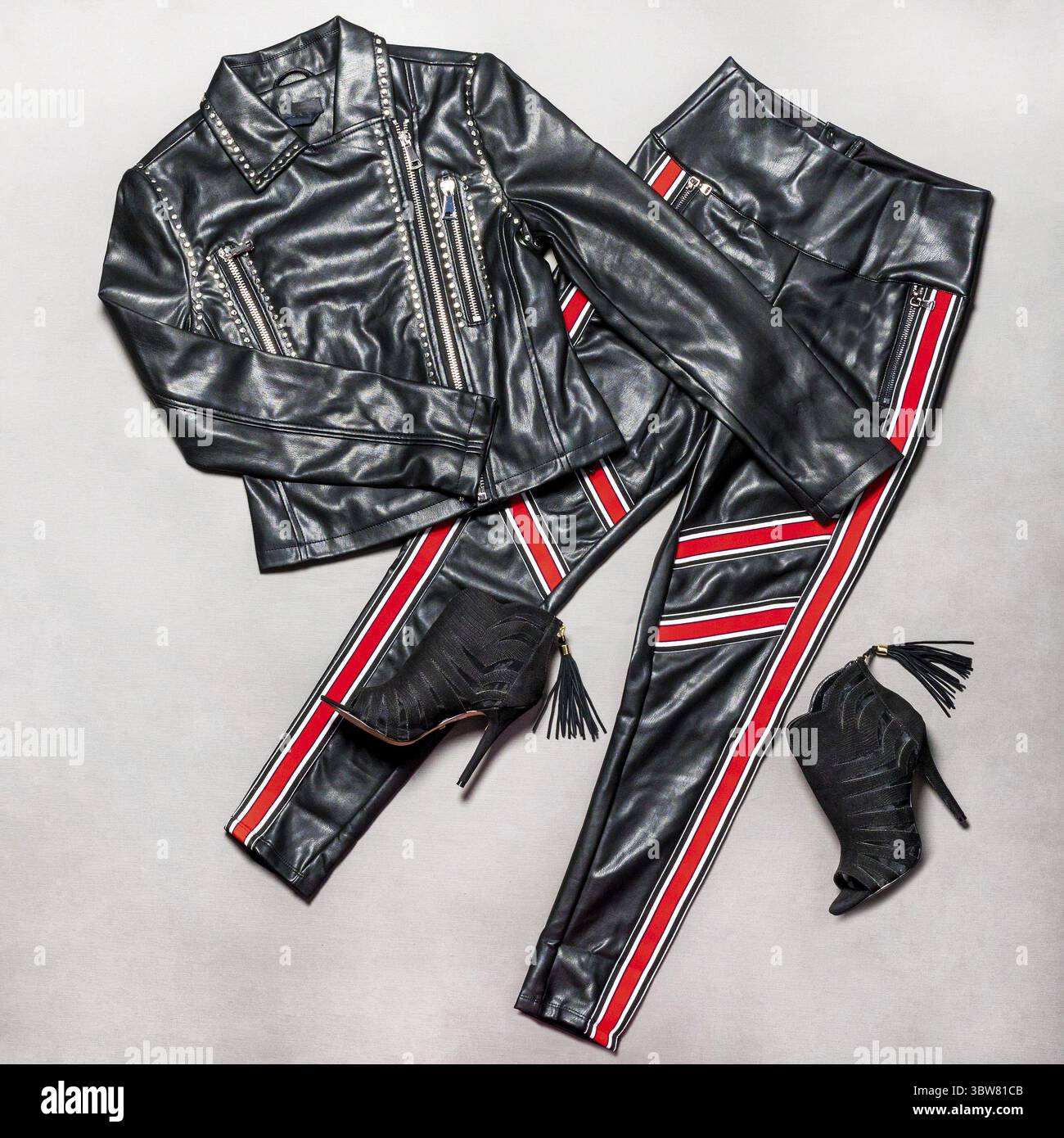 Giacca donna nero e rosso, pantaloni e scarpe isolate Foto Stock