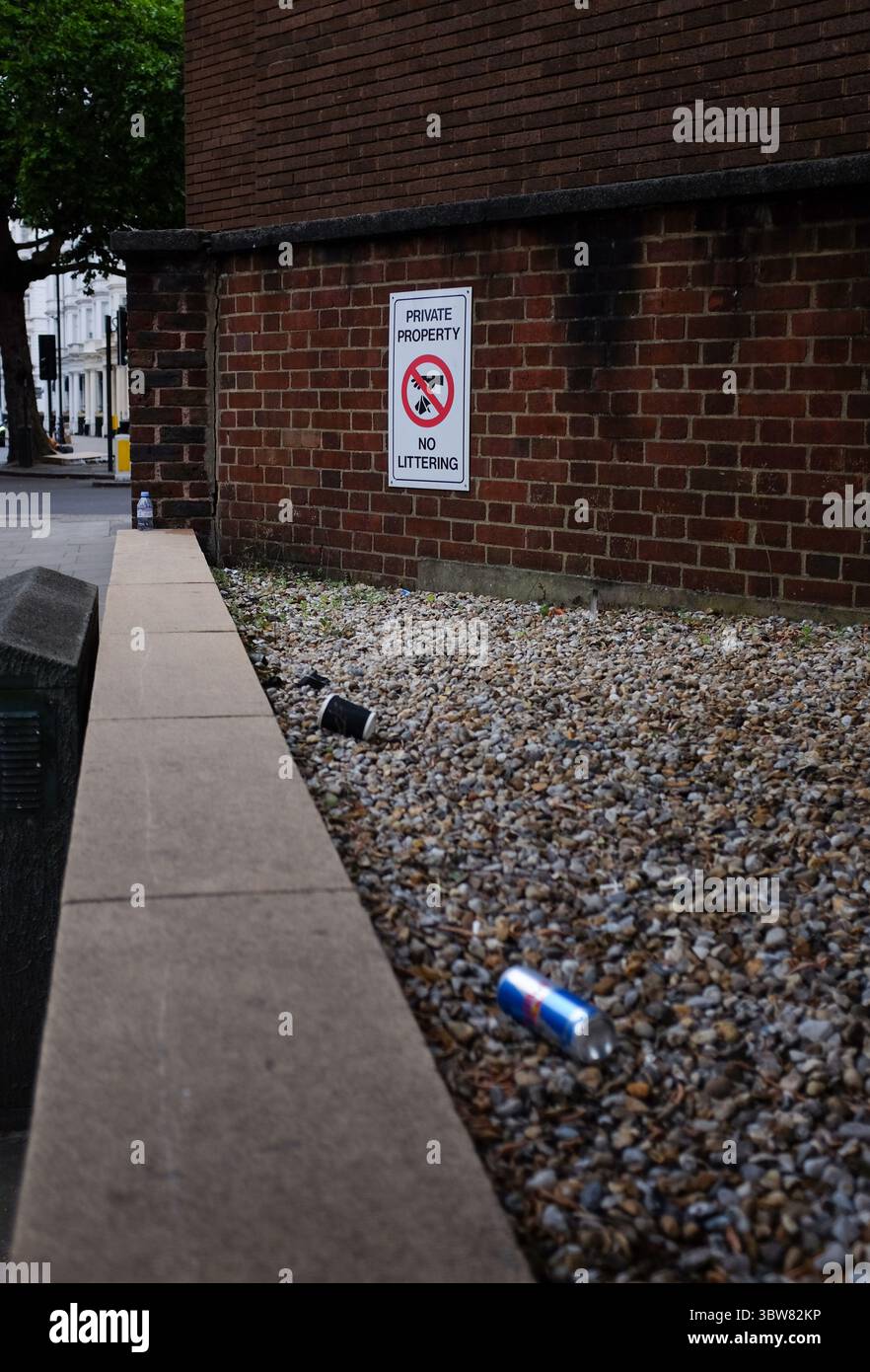 Lettiere depositate accanto ad un immobile privato nessun cartello di lettiera in Cromwell Road , Londra luglio 2025 - Foto Stock