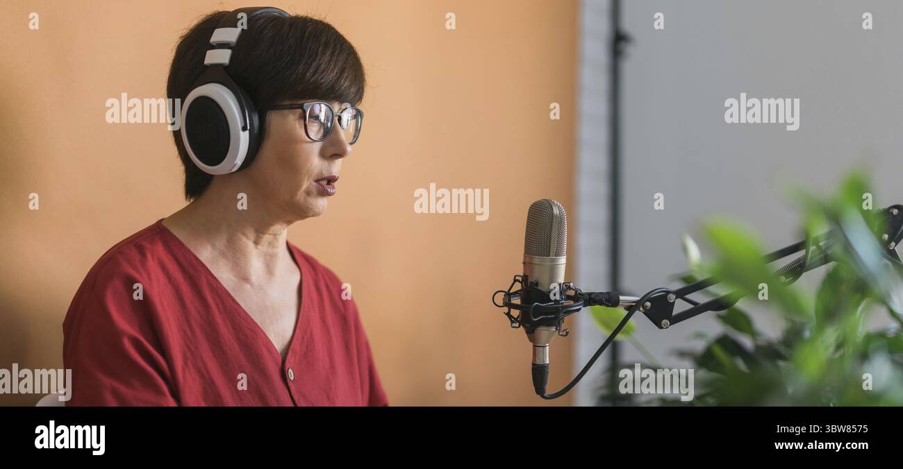 Banner Mittelalter Frau radio Gastgeber machen Podcast Aufnahme fuer Online-Show - Broadcast e dj Konzept Foto Stock