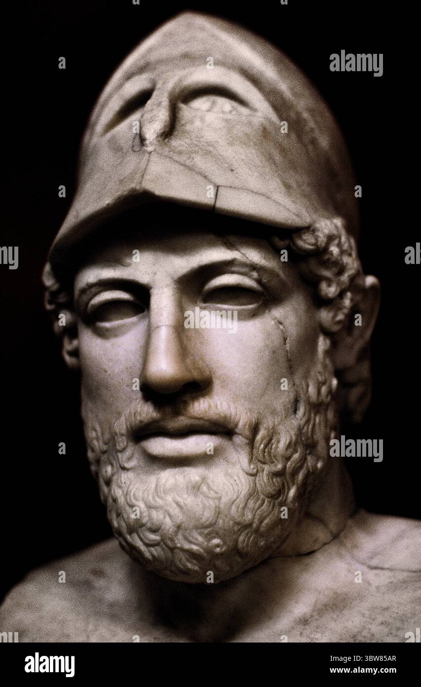 Pericle Perikles 495 429 a.C. statista oratore e generale di Atene nella Grecia dell'età dell'oro della città, nei Musei Vaticani, ( Pericle (nato intorno al 495 a.c., Atene – morto nel 429, Atene) è stato uno statista ateniese in gran parte responsabile del pieno sviluppo, nel tardo V secolo a.c., sia della democrazia ateniese che dell'impero ateniese, rendendo Atene il centro politico e culturale della Grecia. Tra i suoi successi vi fu la costruzione dell'Acropoli, iniziata nel 447. Foto Stock