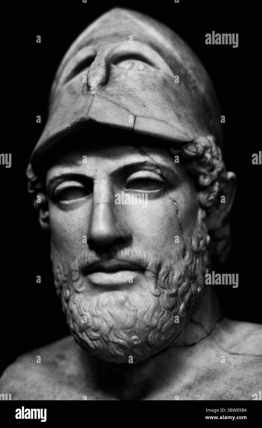 Pericle Perikles 495 429 a.C. statista oratore e generale di Atene nella Grecia dell'età dell'oro della città, nei Musei Vaticani, ( Pericle (nato intorno al 495 a.c., Atene – morto nel 429, Atene) è stato uno statista ateniese in gran parte responsabile del pieno sviluppo, nel tardo V secolo a.c., sia della democrazia ateniese che dell'impero ateniese, rendendo Atene il centro politico e culturale della Grecia. Tra i suoi successi vi fu la costruzione dell'Acropoli, iniziata nel 447. Foto Stock