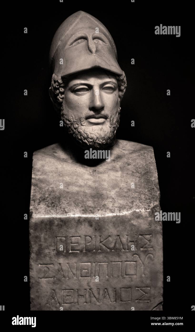 Pericle Perikles 495 429 a.C. statista oratore e generale di Atene nella Grecia dell'età dell'oro della città, nei Musei Vaticani, ( Pericle (nato intorno al 495 a.c., Atene – morto nel 429, Atene) è stato uno statista ateniese in gran parte responsabile del pieno sviluppo, nel tardo V secolo a.c., sia della democrazia ateniese che dell'impero ateniese, rendendo Atene il centro politico e culturale della Grecia. Tra i suoi successi vi fu la costruzione dell'Acropoli, iniziata nel 447. Foto Stock