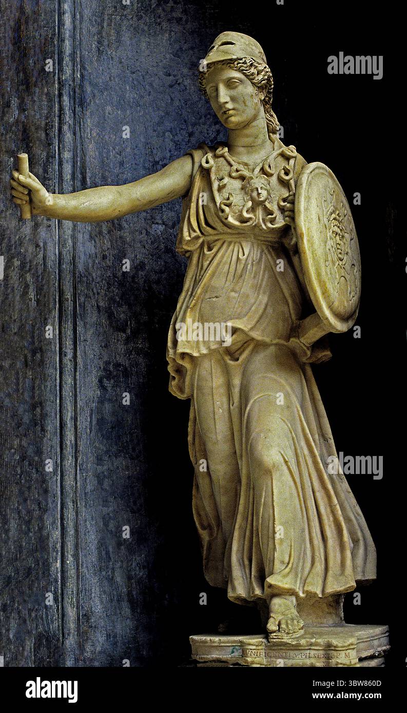 Athene Athena Minerva, Musei Vaticani greci, Roma, Roma, Roma, Italia, Italiano, ( Atena, nella religione greca, protettrice della città, dea della guerra, artigianato, e ragione pratica, identificata dai Romani con Minerva. Era essenzialmente urbana e civilizzata, l'antitesi sotto molti aspetti di Artemide, dea dell'aria aperta. Atena era probabilmente una dea pre-ellenica e fu in seguito conquistata dai Greci. Eppure l'economia greca, a differenza di quella dei minoici, era in gran parte militare, così che Atena, pur mantenendo le sue precedenti funzioni domestiche, divenne una dea della guerra. Foto Stock