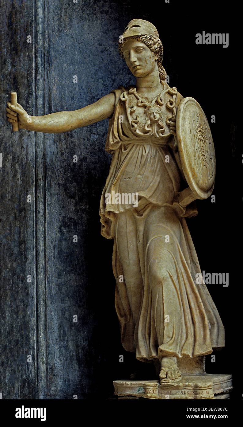 Athene Athena Minerva, Musei Vaticani greci, Roma, Roma, Roma, Italia, Italiano, ( Atena, nella religione greca, protettrice della città, dea della guerra, artigianato, e ragione pratica, identificata dai Romani con Minerva. Era essenzialmente urbana e civilizzata, l'antitesi sotto molti aspetti di Artemide, dea dell'aria aperta. Atena era probabilmente una dea pre-ellenica e fu in seguito conquistata dai Greci. Eppure l'economia greca, a differenza di quella dei minoici, era in gran parte militare, così che Atena, pur mantenendo le sue precedenti funzioni domestiche, divenne una dea della guerra. Foto Stock