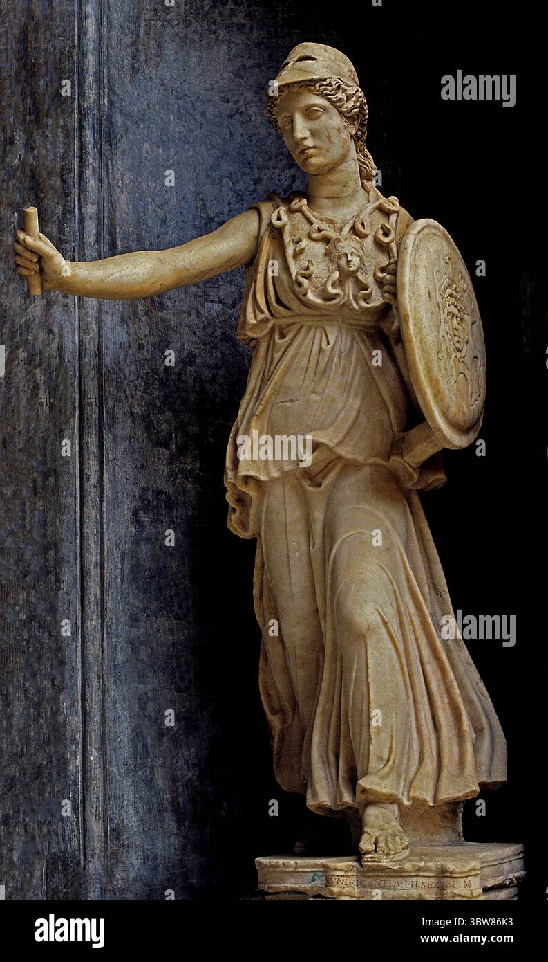 Athene Athena Minerva, Musei Vaticani greci, Roma, Roma, Roma, Italia, Italiano, ( Atena, nella religione greca, protettrice della città, dea della guerra, artigianato, e ragione pratica, identificata dai Romani con Minerva. Era essenzialmente urbana e civilizzata, l'antitesi sotto molti aspetti di Artemide, dea dell'aria aperta. Atena era probabilmente una dea pre-ellenica e fu in seguito conquistata dai Greci. Eppure l'economia greca, a differenza di quella dei minoici, era in gran parte militare, così che Atena, pur mantenendo le sue precedenti funzioni domestiche, divenne una dea della guerra. Foto Stock