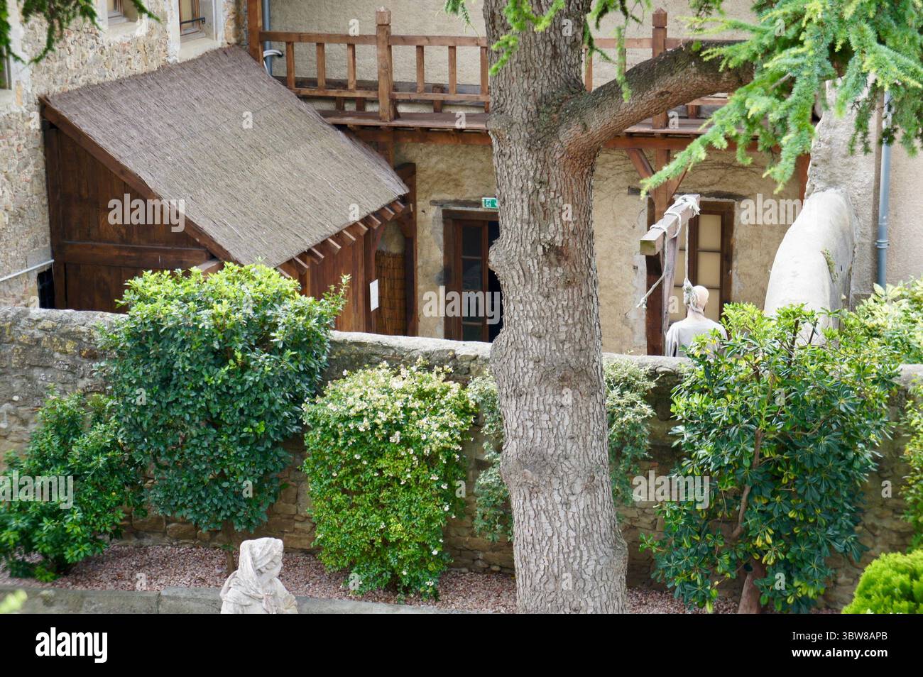 Figura impiccata e Giardino medievale, Carcassonne, Francia Foto Stock