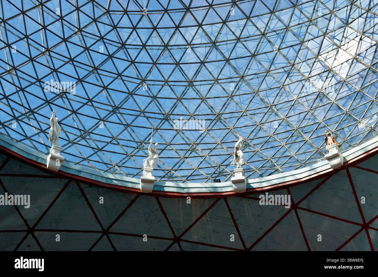 Cupola geodetica e sculture, Teatro-Museo Dalí, Figueres, Spagna Foto Stock