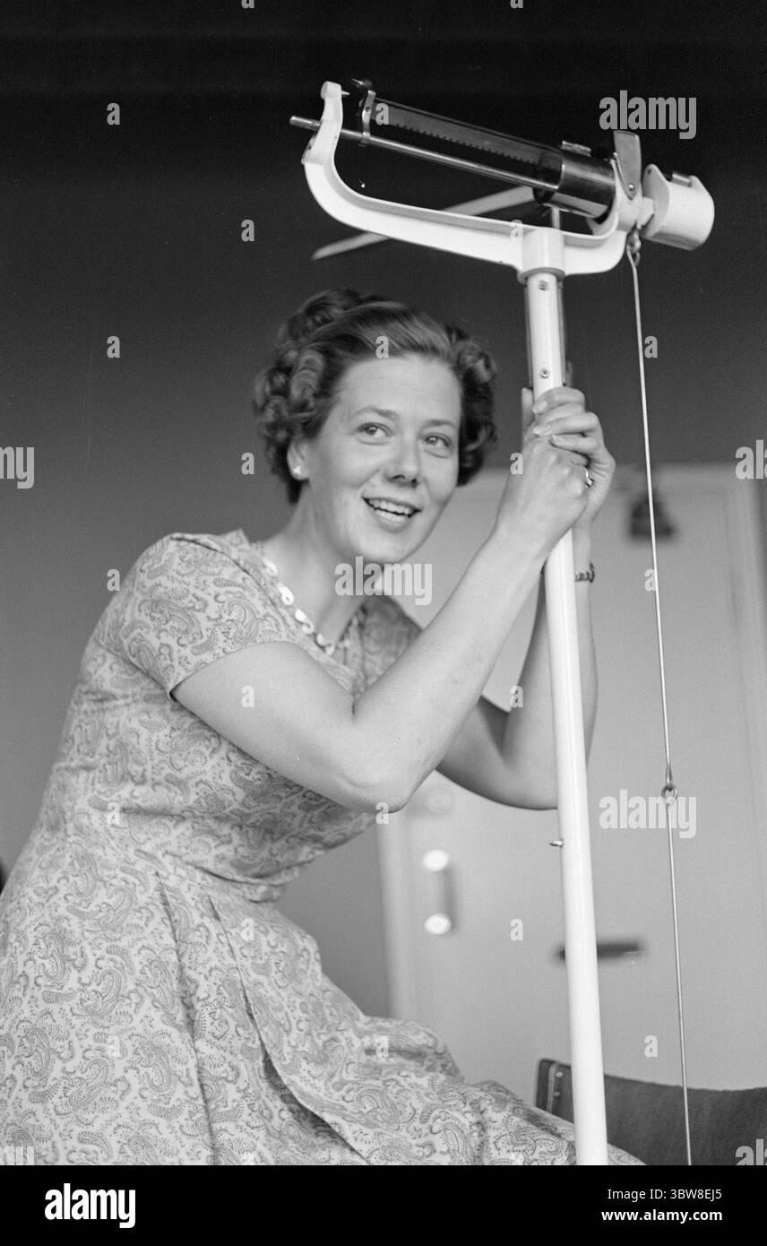 Aktuell 26 - 5 - 1970: 60 kg più sottile . Stiamo finendo la dieta. Ora tocca ai nove continuare a perdere peso da soli, quindi buona fortuna. Grete Halvorsen ha raggiunto il suo obiettivo: Pesare meno di suo marito. Sette chili dal suo peso ideale. Foto: Sverre A. Børretzen / Aktuell / NTB ***la foto non è elaborata.*** *il testo è tradotto automaticamente* Foto Stock Aktuell 26 - 5 - 1970: 60 kg più sottile . Stiamo finendo la dieta. Ora tocca ai nove continuare a perdere peso da soli, quindi buona fortuna. Grete Halvorsen ha raggiunto il suo obiettivo: Pesare meno di suo marito. Sette chili dal suo peso ideale. Foto: Sverre A. Børretzen / Aktuell / NTB ***la foto non è elaborata.*** *il testo è tradotto automaticamente* Foto Stock