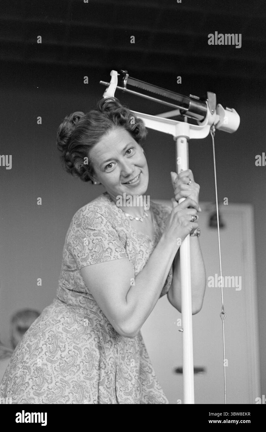 Aktuell 26 - 5 - 1970: 60 kg più sottile . Stiamo finendo la dieta. Ora tocca ai nove continuare a perdere peso da soli, quindi buona fortuna. Grete Halvorsen ha raggiunto il suo obiettivo: Pesare meno di suo marito. Sette chili dal suo peso ideale. Foto: Sverre A. Børretzen / Aktuell / NTB ***la foto non è elaborata.*** *il testo è tradotto automaticamente* Foto Stock Aktuell 26 - 5 - 1970: 60 kg più sottile . Stiamo finendo la dieta. Ora tocca ai nove continuare a perdere peso da soli, quindi buona fortuna. Grete Halvorsen ha raggiunto il suo obiettivo: Pesare meno di suo marito. Sette chili dal suo peso ideale. Foto: Sverre A. Børretzen / Aktuell / NTB ***la foto non è elaborata.*** *il testo è tradotto automaticamente* Foto Stock