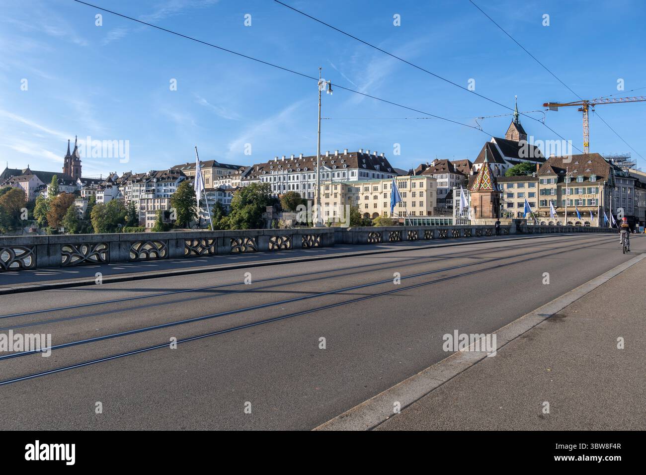 Via con tram sul Ponte centrale (Mittlere Brucke) attraverso il fiume Reno nella città di Basilea, Svizzera. Foto Stock
