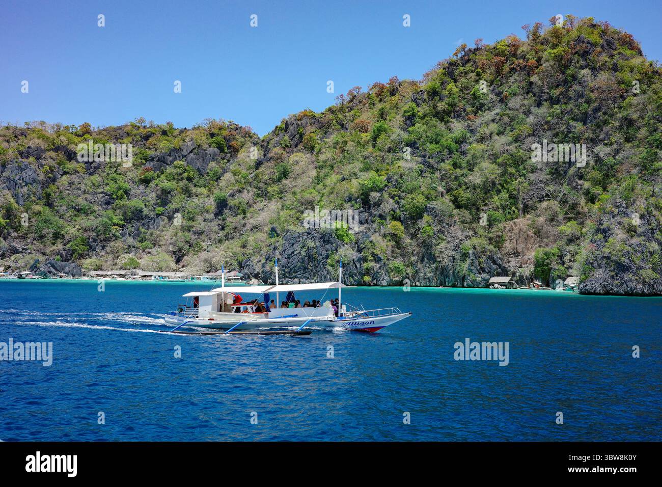 Un design unico di una barca filippina a coda lunga che è una firma in Asia. Coron Island è la migliore vacanza estiva con splendide spiagge Foto Stock