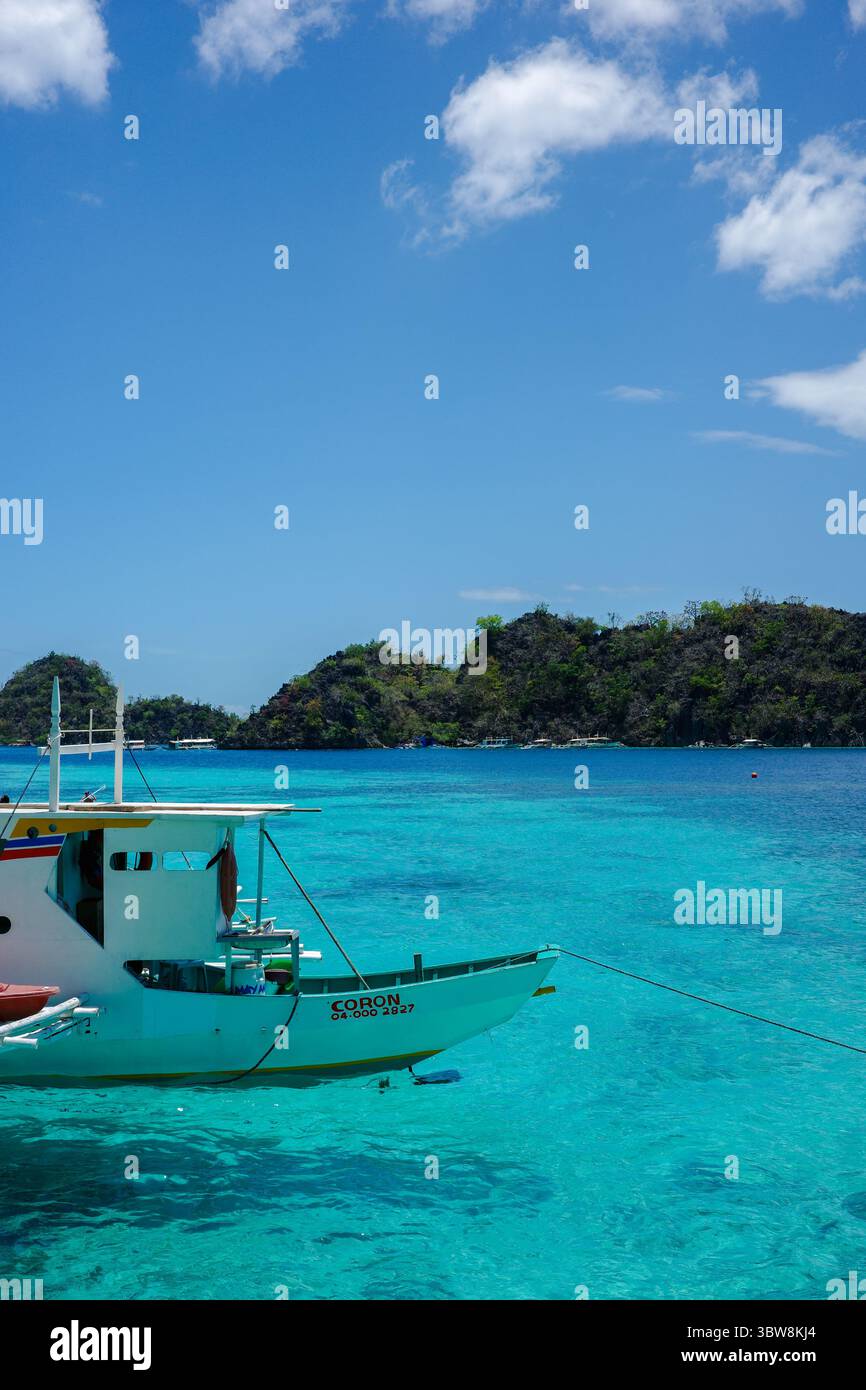 Un design unico di una barca filippina a coda lunga che è una firma nelle Filippine. Coron, Palawan è la vacanza estiva preferita in Asia Foto Stock
