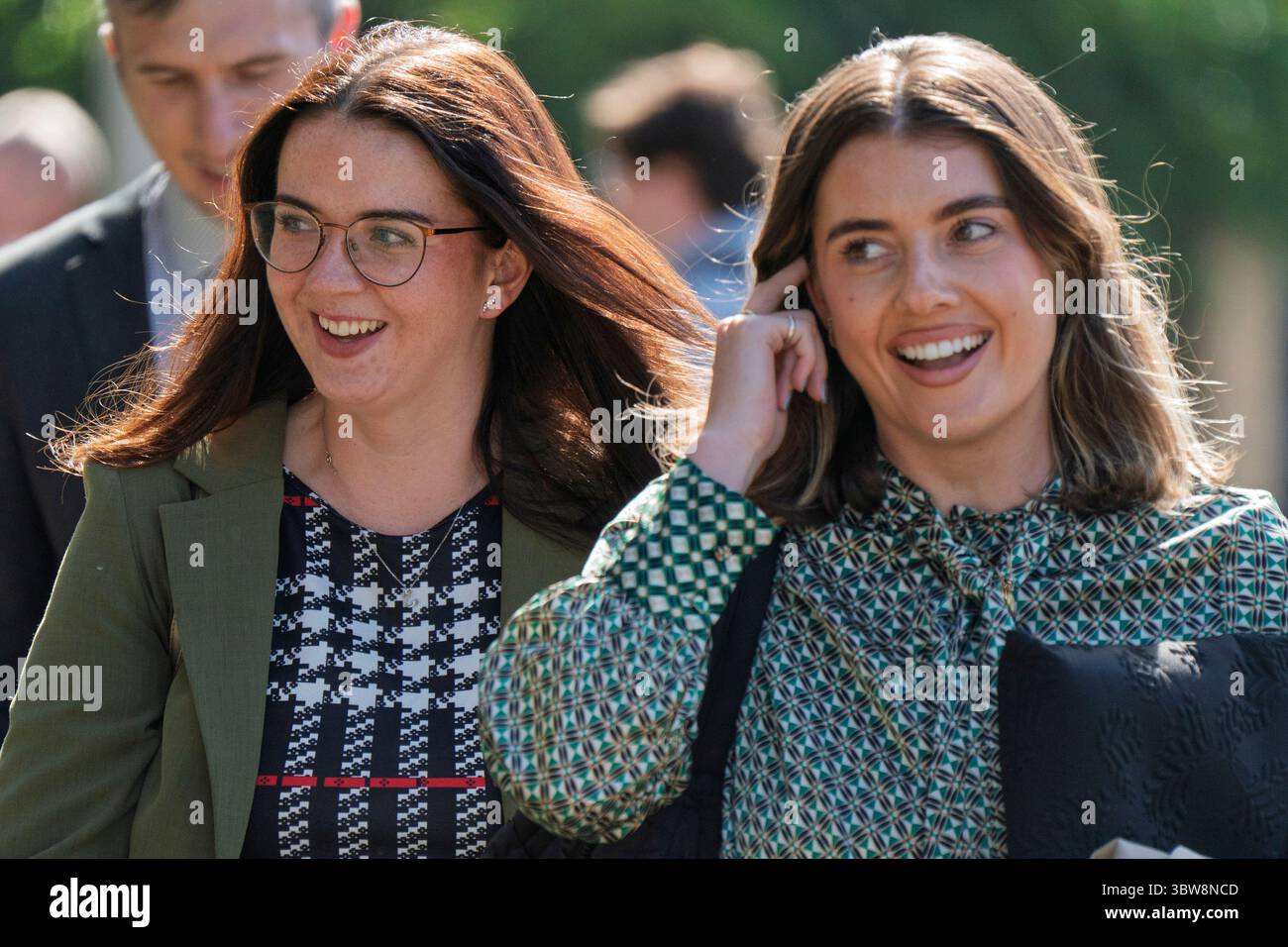 Dundee, Scozia, Regno Unito. 16 luglio 2025. PIC; Isla Bumba (l) NHS Fife Equality and Human Rights Lead Officer, lascia il tribunale. L'infermiera del tribunale del lavoro Sandie Peggie contro NHS Fife riprende a Dundee. Iain Masterton/Alamy Live News Foto Stock