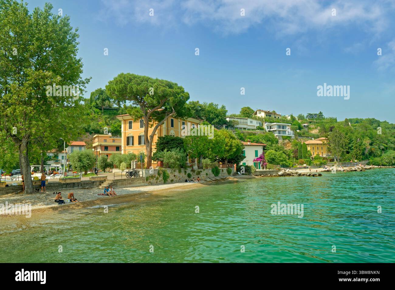 Fronte spiaggia di Manerba sulla sponda occidentale del Lago di Garda in provincia di Brescia. Foto Stock