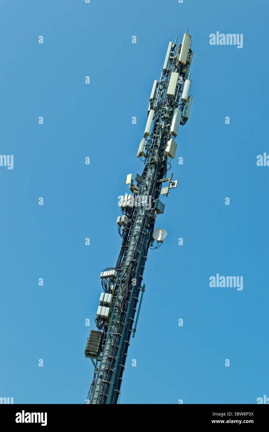 Moderna torre delle telecomunicazioni. Foto Stock