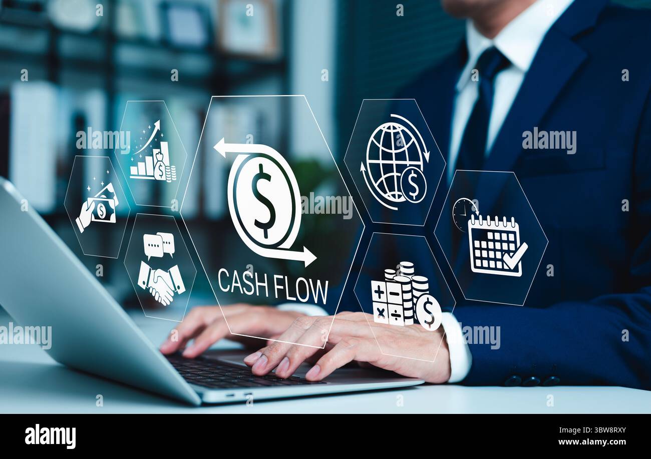 Gestione del flusso di cassa e concetto di analisi finanziaria. Uomo d'affari che lavora su un notebook con icone che rappresentano il flusso di cassa, la finanza globale, l'analisi, Foto Stock