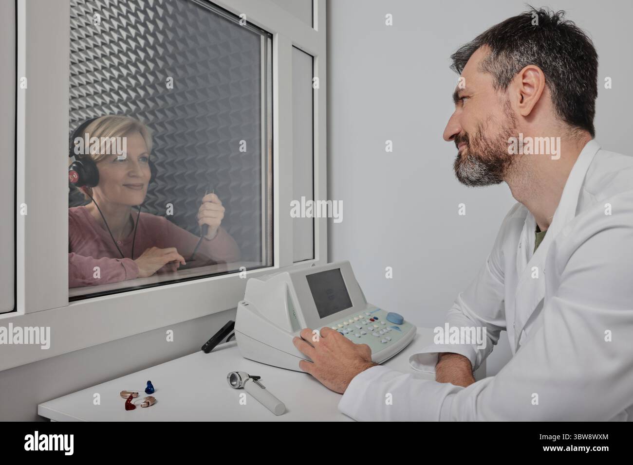 Donna matura che riceve un test dell'udito al centro di audiologia. Audiometria, controllo uditivo Foto Stock