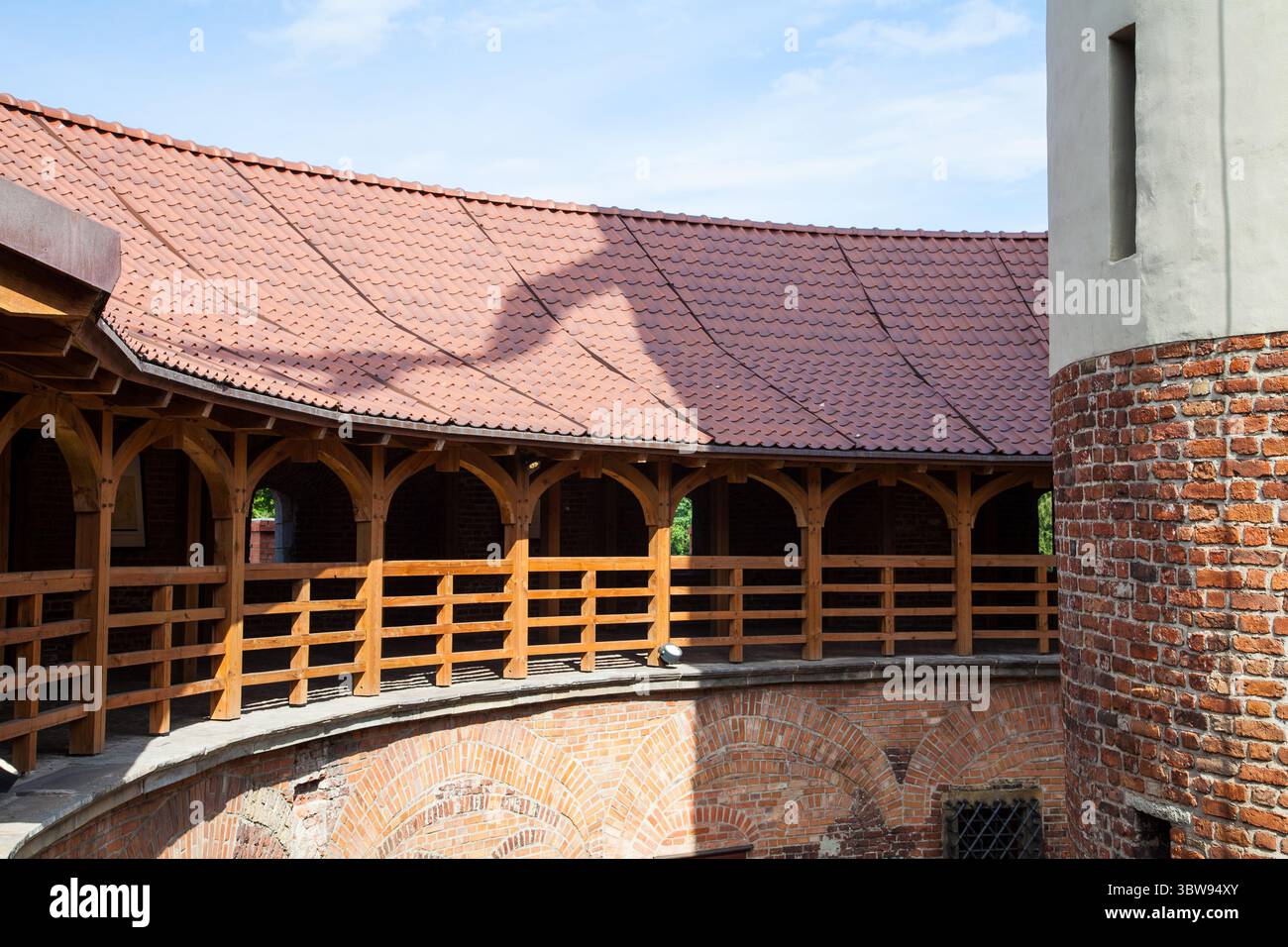 Danzica, Polonia - 06-07-2025 - cortile interno di un'antica fortezza in mattoni Wisloujscie con tetti di tegole rosse e mura intemprate Foto Stock Danzica, Polonia - 06-07-2025 - cortile interno di un'antica fortezza in mattoni Wisloujscie con tetti di tegole rosse e mura intemprate Foto Stock