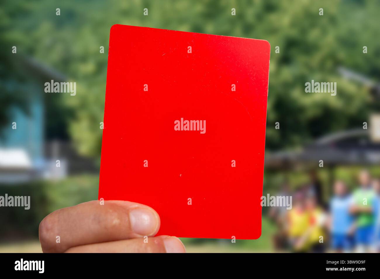 (Fotomontaggio) cartellino rosso a una partita di calcio Foto Stock