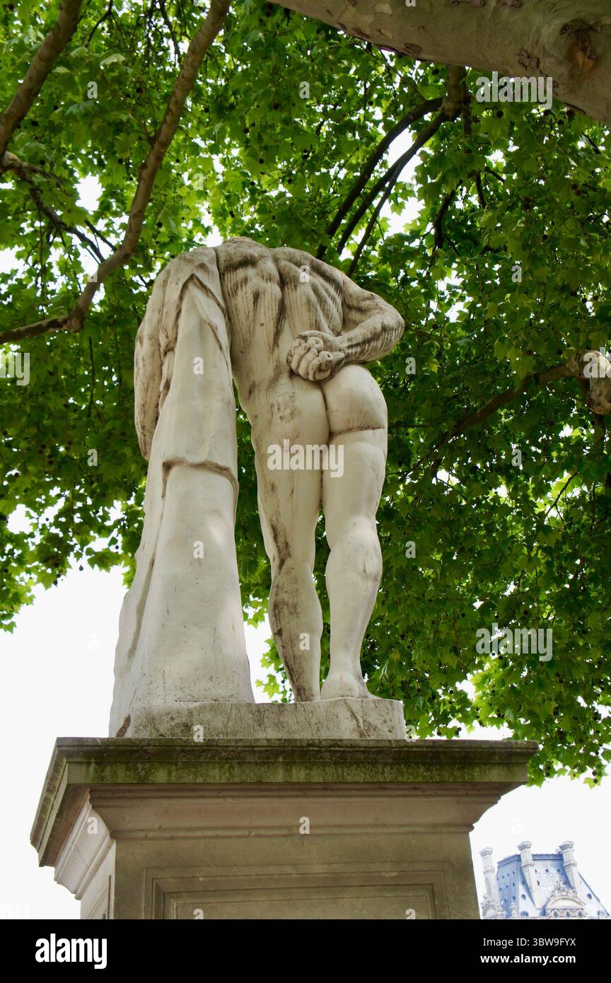 Statua contemporanea e alberi lussureggianti, Jardin du Luxembourg, Parigi, Francia Foto Stock