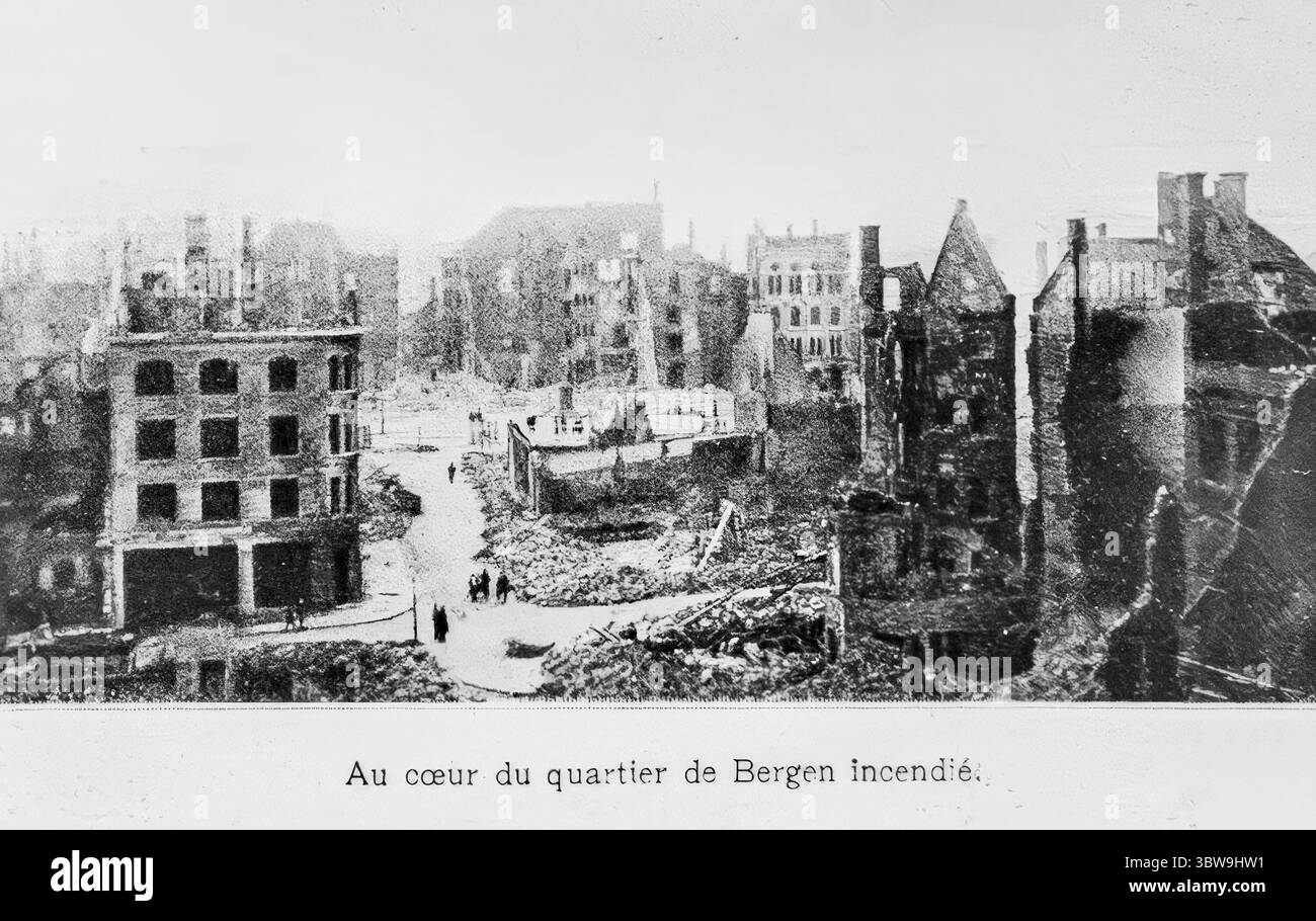 Rovine nel cuore di Bergen, Norvegia, dopo il devastante incendio del 1916. Questa immagine, pubblicata su l'Illustration il 19 febbraio 1916, mostra edifici carbonizzati e macerie nel centro della città. L'incendio distrusse centinaia di strutture in legno, lasciando grandi sezioni della città in rovina. Foto Stock