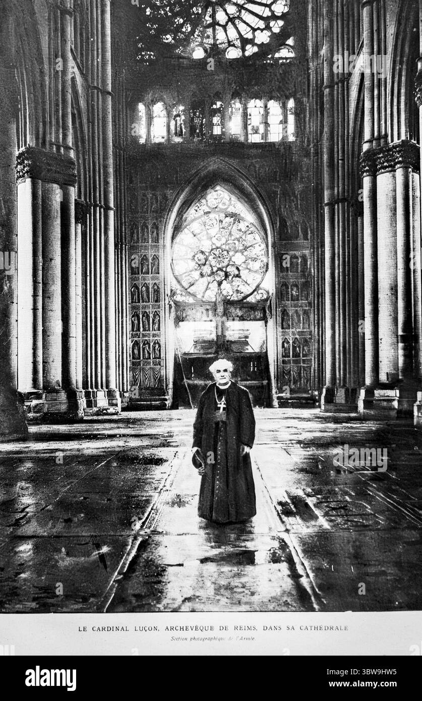Il cardinale Louis-Henri-Joseph Lucón, arcivescovo di Reims, che si trovava all'interno della danneggiata cattedrale di Reims durante la prima guerra mondiale, noto per la sua sfida e la sua presenza durante ripetuti bombardamenti tedeschi, divenne un simbolo della resilienza francese. Foto della sezione fotografica dell'esercito francese, pubblicata su l'Illustration, 1916. Foto Stock