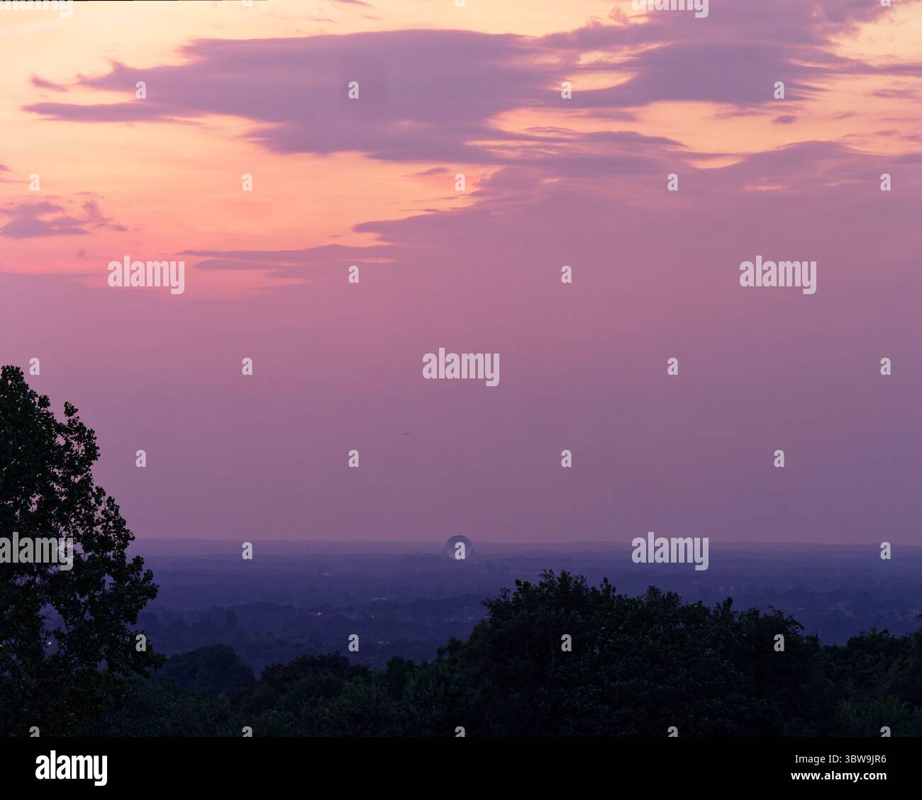 Il sole tramonta sul Lovell Telescope a Jodrell Bank, un radiotelescopio orientabile nel Cheshire, visto da Biddulph Staffordshire. Inghilterra, 14 luglio 2025 Foto Stock