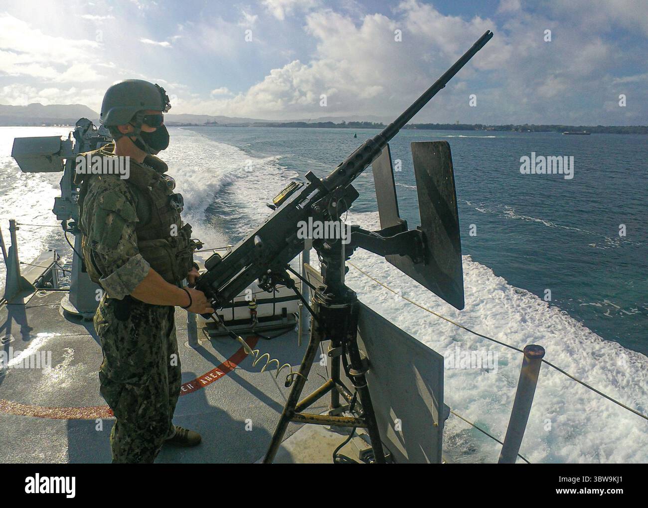 11 novembre 2020 - Apra Harbor, Guam - Hospital Corpsman 1st Class Nick Brooky, da Acworth, GA, schierato con la forza di sicurezza spedizione marittima della Task Force 75, mans una mitragliatrice calibro .50 durante un transito di routine a bordo di una nave di pattuglia Mark vi. La Task Force 75 è la principale task force di spedizione della 7th Fleet ed è responsabile della pianificazione e dell'esecuzione delle operazioni di sicurezza marittima, dello smaltimento di ordigni esplosivi, delle immersioni, dell'ingegneria e della costruzione sottomarina in tutta la regione Indo-Pacifico. (Immagine di credito: © U.S. Navy/ZUMA Wire/ZUMAPRESS.com) Foto Stock