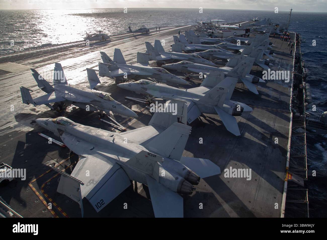 11 novembre 2020 - At-Sea - gli aeromobili collegati al Carrier Airwing (CVW) 8 sono posizionati sul ponte di volo della portaerei USS Gerald R. Ford (CVN 78), 11 novembre 2020. Sotto la guida del Carrier Strike Group TWELVE, Gerald R. Ford è in corso nell'Oceano Atlantico conducendo le prime operazioni di gruppo di attacco integrato con CVW 8, Destroyer Squadron TWO e il loro comandante della difesa aerea e missilistica, comandante della USS Gettysburg (CG 64). (Immagine di credito: © U.S. Navy/ZUMA Wire/ZUMAPRESS.com) Foto Stock