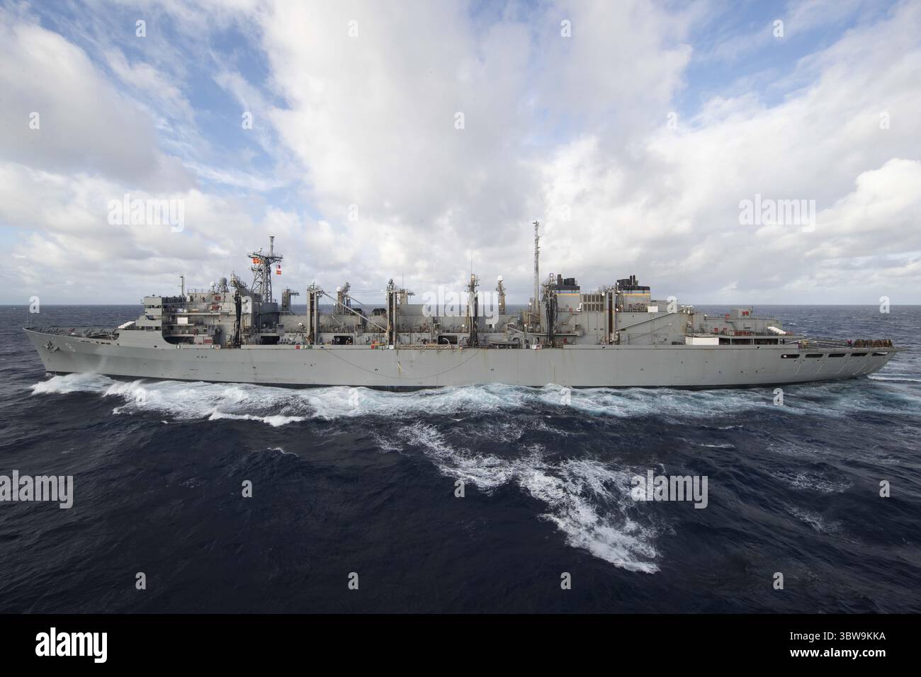 11 novembre 2020 - Oceano Atlantico - la nave di supporto al combattimento veloce del Military Sealift Command USNS Arctic (T-AOE 8) tira a fianco della portaerei USS Gerald R. Ford (CVN 78) durante un rifornimento in mare, 11 novembre 2020. Sotto la guida del Carrier Strike Group 12, Gerald R. Ford è in corso nell'Oceano Atlantico conducendo per la prima volta operazioni di gruppo di attacco integrato con il Carrier Air Wing 8, il Destroyer Squadron 2 e il loro comandante della difesa aerea e missilistica, comandante della USS Gettysburg (CG 64). (Immagine di credito: © U.S. Navy/ZUMA Wire/ZUMAPRESS.com) Foto Stock