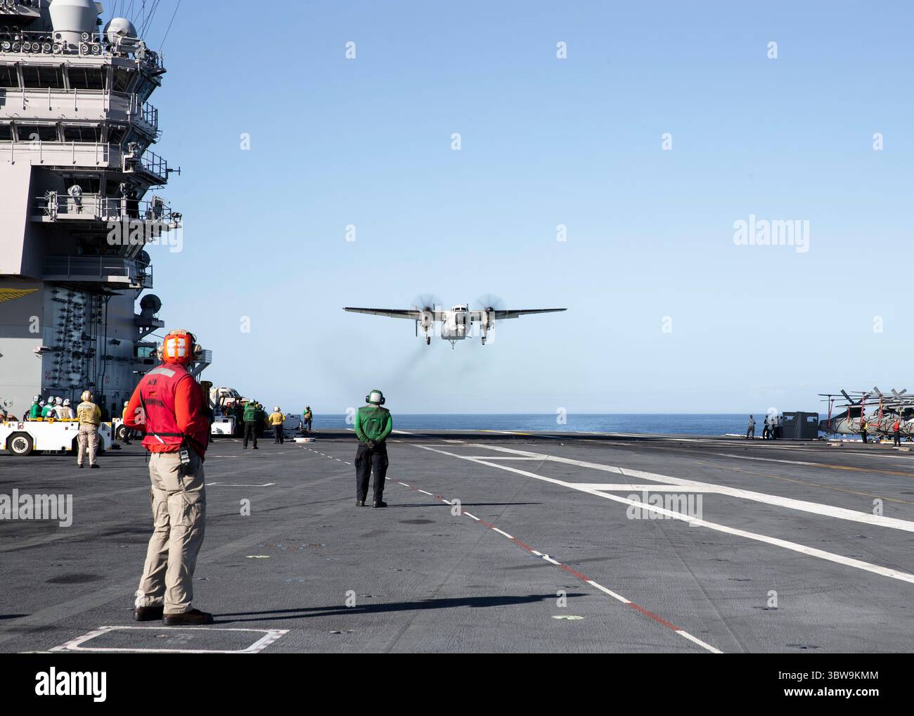 11 novembre 2020 - At-Sea - Un C-2 Greyhound, attaccato al Rawhides del Fleet Logistics Support Squadron (VRC) 40, si prepara ad atterrare sul ponte di volo della portaerei USS Gerald R. Ford (CVN 78), 10 novembre 2020. Sotto la guida del Carrier Strike Group TWELVE, Gerald R. Ford è in corso nell'Oceano Atlantico conducendo le prime operazioni di gruppo di attacco integrato con il Carrier Air Wing EIGHT, il Destroyer Squadron TWO e il loro comandante della difesa aerea e missilistica, comandante della USS Gettysburg (CG 64). (Immagine di credito: © U.S. Navy/ZUMA Wire/ZUMAPRESS.com) Foto Stock