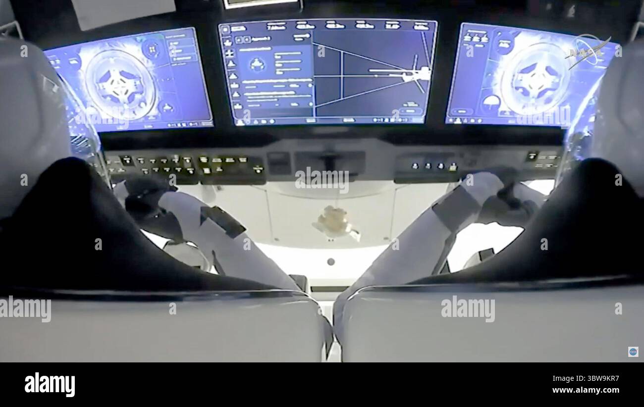 16 novembre 2020 - Cape Canaveral, Florida, USA - il comandante dell'equipaggio 1 Mike Hopkins (visto dal retro a sinistra) e il pilota Victor Glover (a destra) guardano i loro schermi mentre l'equipaggio Dragon Resilience si avvicina alla stazione spaziale Internazionale poco prima dell'attracco il 16 novembre 2020. Crew-1 è stato lanciato dal Kennedy Space Center della NASA in Florida il 15 novembre. (Immagine di credito: © NASA TV/ZUMA Wire/ZUMAPRESS.com) Foto Stock