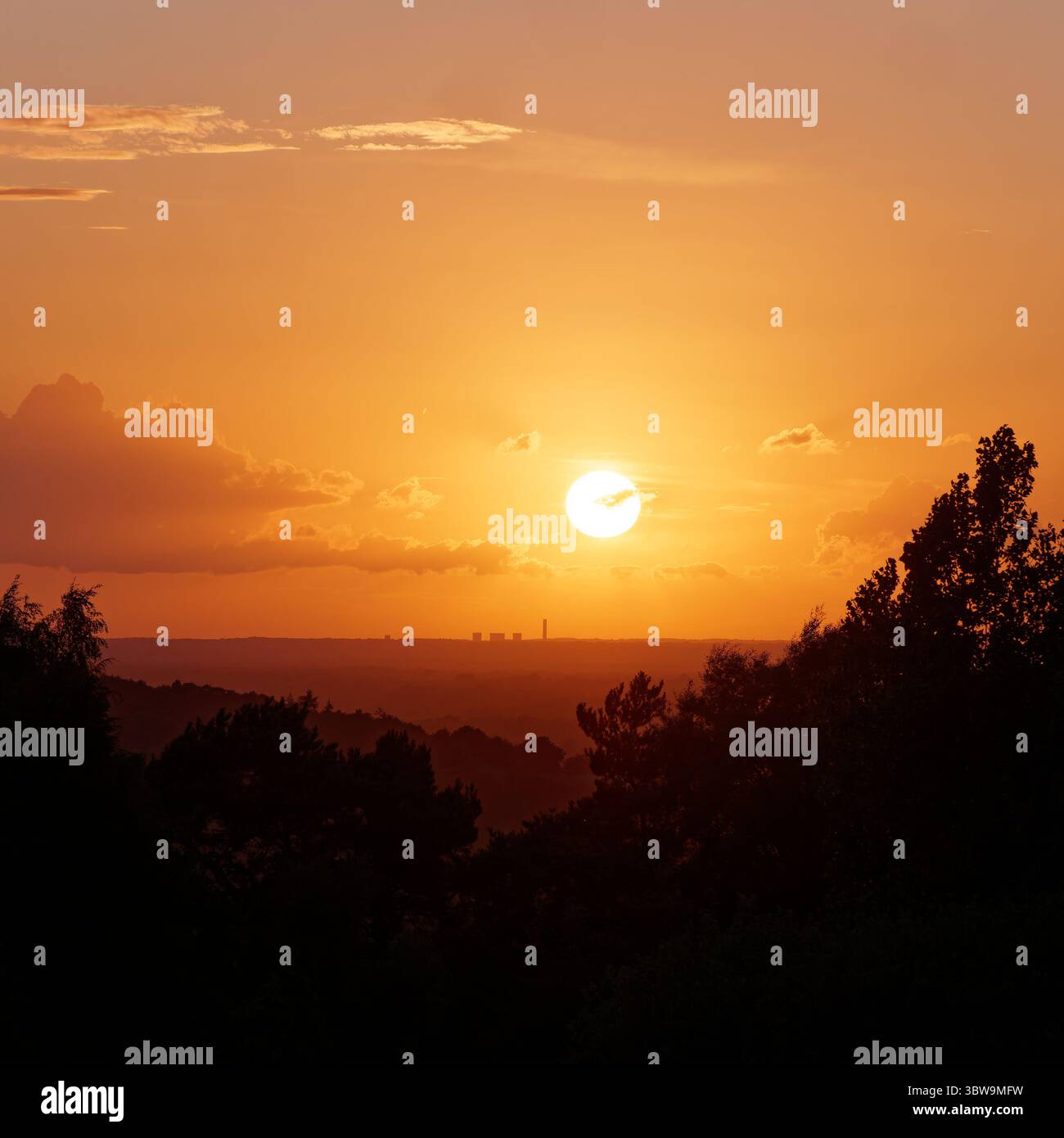 Il sole tramonta sulla centrale elettrica di Fiddlers Ferry nel Cheshire visto da una collina vicino a Biddulph Staffordshire. Inghilterra, 14 luglio 2025 Foto Stock