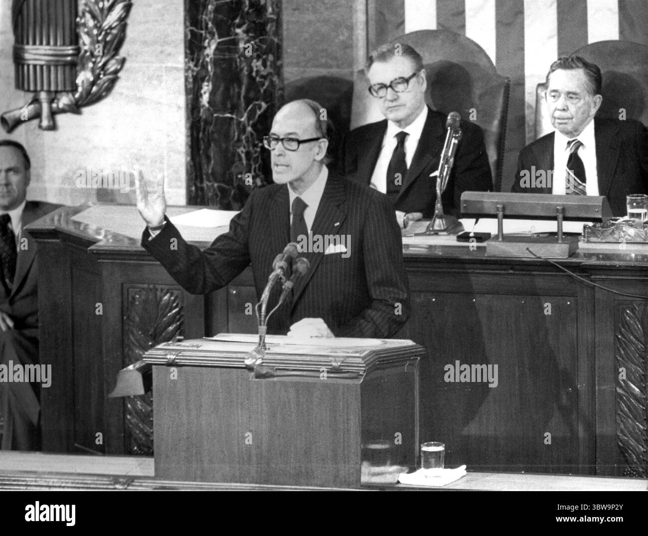 17 maggio 1976, Washington, Distretto di Columbia, USA: Il presidente francese ValÃ©ry Giscard d'Estaing, si rivolge a una sessione congiunta del Congresso nella camera della camera degli Stati Uniti nel Campidoglio degli Stati Uniti a Washington, DC il 18 maggio 1976. Il Presidente Giscard d'Estaing è a Washington per una visita di Stato. Seduti dietro il presidente Giscard a destra ci sono il vicepresidente degli Stati Uniti Nelson A. Rockefeller e il presidente della camera dei rappresentanti degli Stati Uniti Carl Albert (Democratico dell'Oklahoma) (immagine di credito: © Benjamin E. ''Gene'' forte - CNP/CNP via ZUMA Wire) Foto Stock