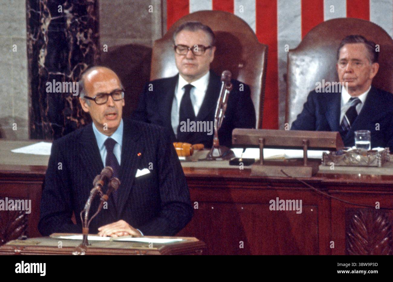 17 maggio 1976, Washington, Distretto di Columbia, USA: Il presidente francese ValÃ©ry Giscard d'Estaing, si rivolge a una sessione congiunta del Congresso nella camera della camera degli Stati Uniti nel Campidoglio degli Stati Uniti a Washington, DC il 18 maggio 1976. Il Presidente Giscard d'Estaing è a Washington per una visita di Stato. Seduti dietro il presidente Giscard a destra ci sono il vicepresidente degli Stati Uniti Nelson A. Rockefeller e il presidente della camera dei rappresentanti degli Stati Uniti Carl Albert (Democratico dell'Oklahoma) (immagine di credito: © Benjamin E. ''Gene'' forte - CNP/CNP via ZUMA Wire) Foto Stock