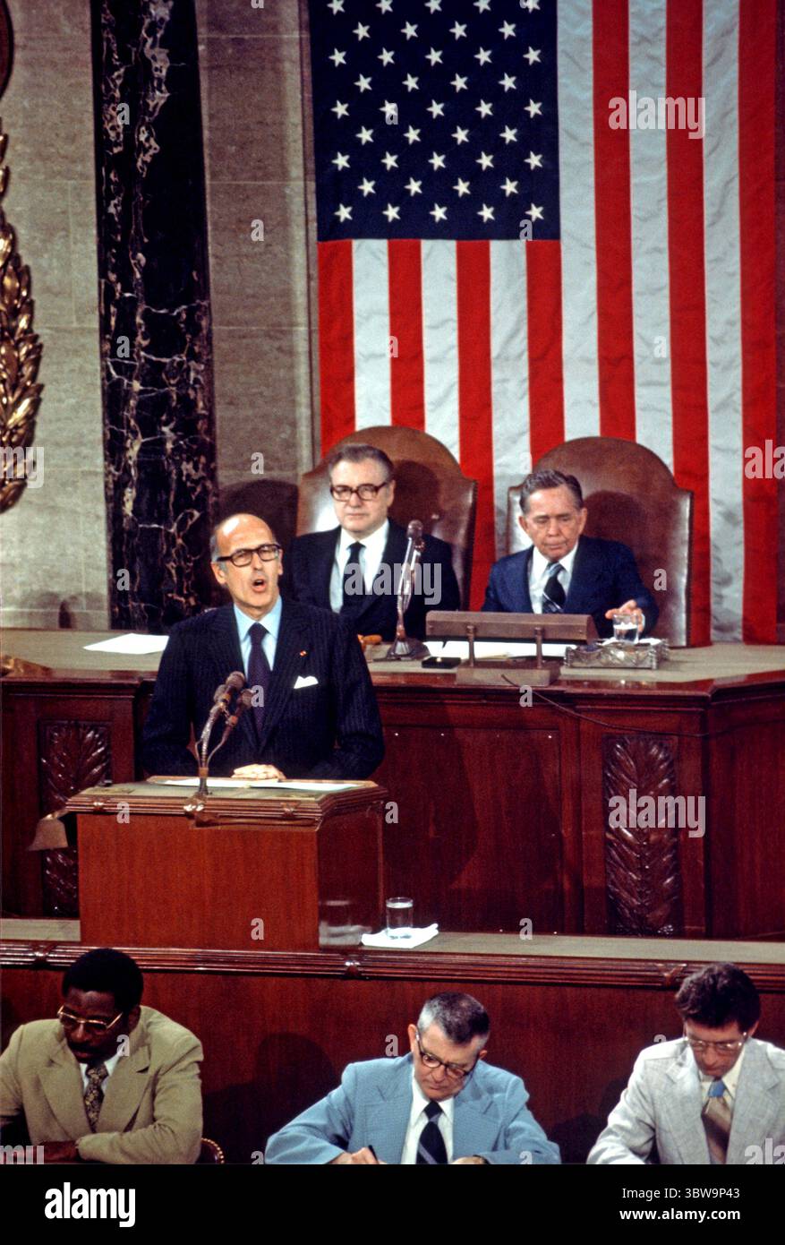 17 maggio 1976, Washington, Distretto di Columbia, USA: Il presidente francese ValÃ©ry Giscard d'Estaing, si rivolge a una sessione congiunta del Congresso nella camera della camera degli Stati Uniti nel Campidoglio degli Stati Uniti a Washington, DC il 18 maggio 1976. Il Presidente Giscard d'Estaing è a Washington per una visita di Stato. Seduti dietro il presidente Giscard a destra ci sono il vicepresidente degli Stati Uniti Nelson A. Rockefeller e il presidente della camera dei rappresentanti degli Stati Uniti Carl Albert (Democratico dell'Oklahoma) (immagine di credito: © Benjamin E. ''Gene'' forte - CNP/CNP via ZUMA Wire) Foto Stock