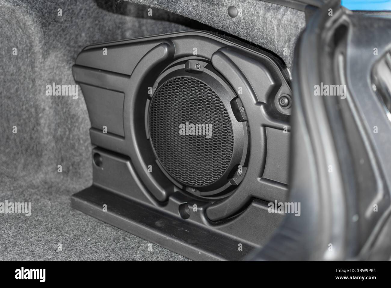 Subwoofer per auto montato sul bagagliaio/bagagliaio Foto Stock
