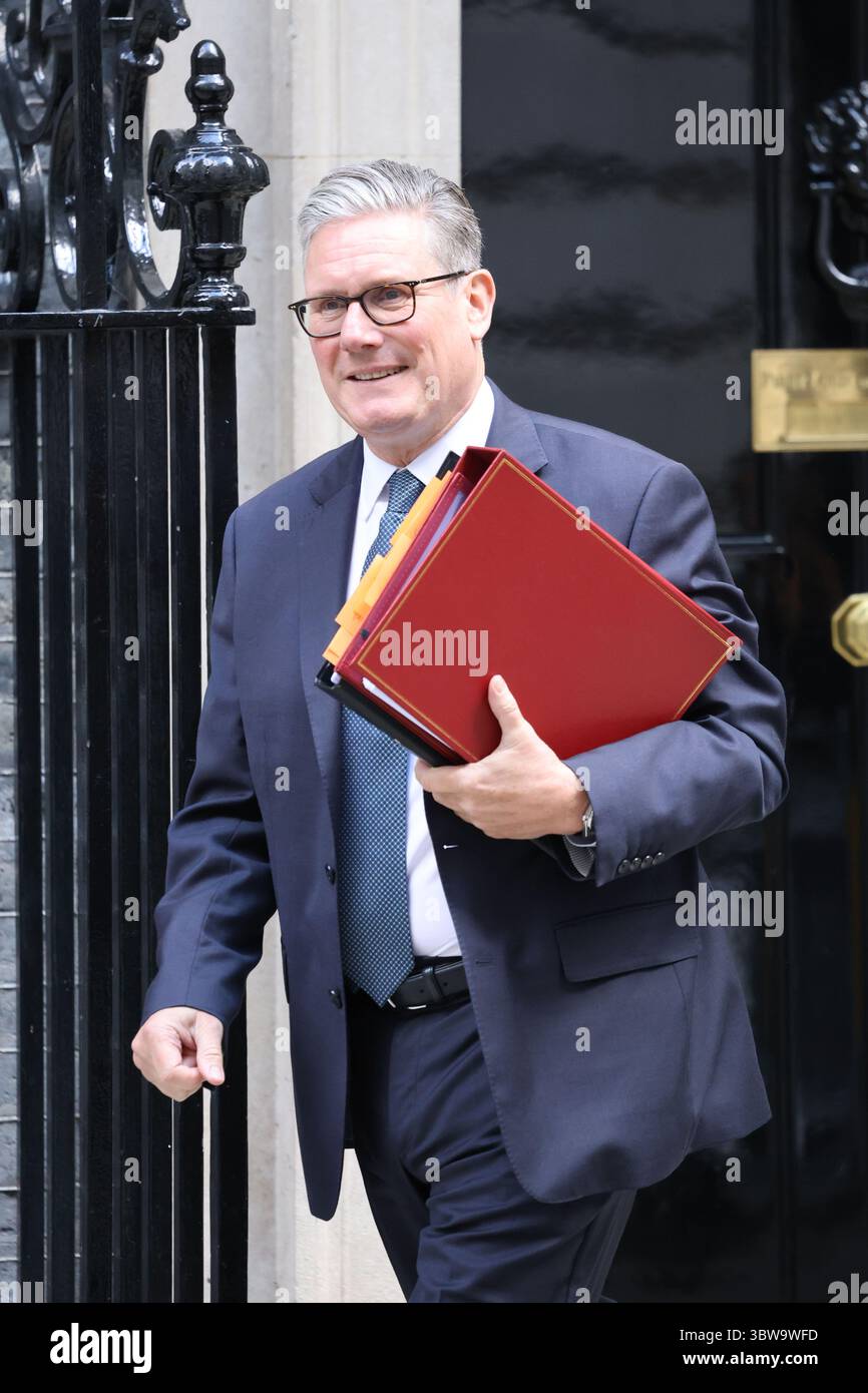 Londra, Regno Unito. 16 luglio 2025. LONDRA, INGHILTERRA - 16 LUGLIO: Il primo ministro Keir Starmer lascia il 10 Downing Street per partecipare alle domande del primo ministro il 16 luglio 2025 a Londra, Inghilterra. Oggi sarà l'ultima sessione dei PMQ prima che il Parlamento si alzi per la pausa estiva il 22 luglio.CAP/GOL © GOL/Capital Pictures Credit: Capital Pictures/Alamy Live News Foto Stock