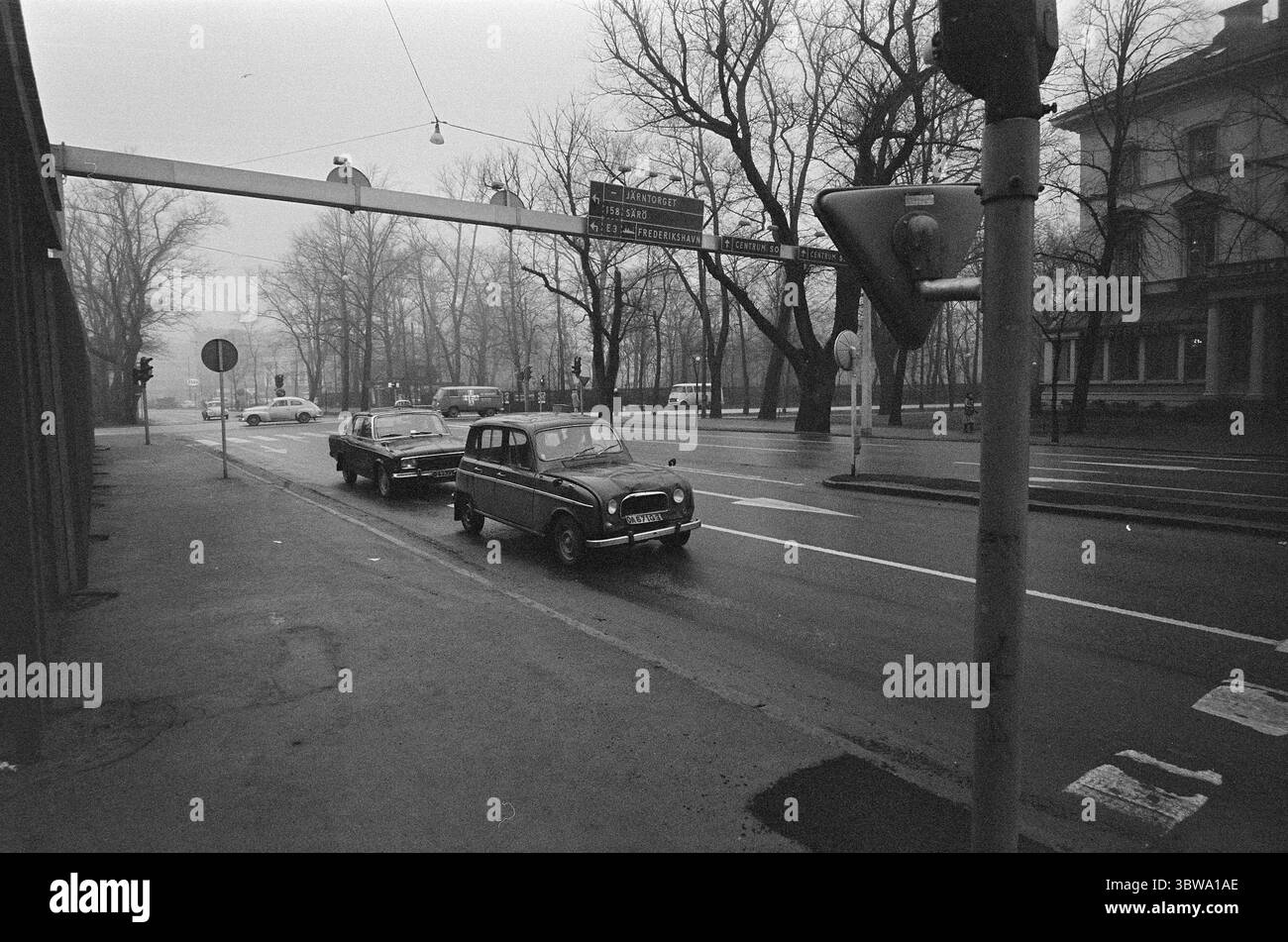Attualmente 16 - 4 - 1971: Dove il traffico viene manomesso giorni, Oslo sta facendo un passo provvisorio verso un centro senza auto, con strade per i trasporti pubblici. Per oltre sei mesi, Goteborg ha un sistema che dirige il traffico fuori città, combinato con strade pedonali dove regnano pace e tranquillità. Solo tram e autobus possono passare da un quartiere all'altro attraverso le strade centrali della città. Foto: Sverre A. Børretzen / Aktuell / NTB ***FOTO NON ELABORATA*** Foto Stock