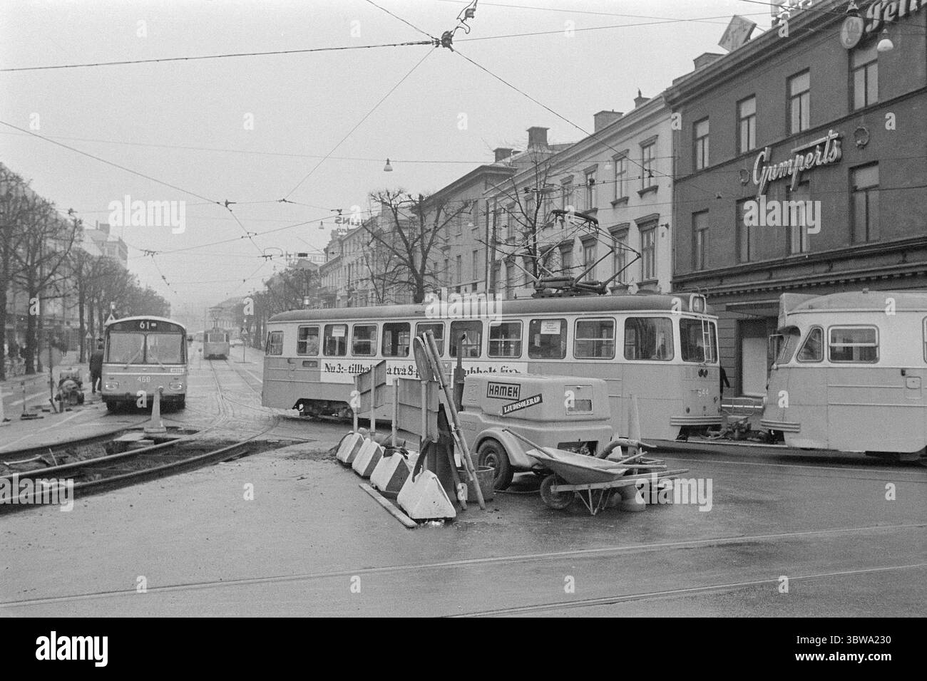 Attualmente 16 - 4 - 1971: Dove il traffico viene manomesso giorni, Oslo sta facendo un passo provvisorio verso un centro senza auto, con strade per i trasporti pubblici. Per oltre sei mesi, Goteborg ha un sistema che dirige il traffico fuori città, combinato con strade pedonali dove regnano pace e tranquillità. Solo tram e autobus possono passare da un quartiere all'altro attraverso le strade centrali della città. Foto: Sverre A. Børretzen / Aktuell / NTB ***FOTO NON ELABORATA*** Foto Stock