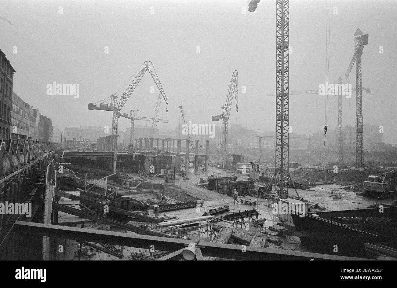 Attualmente 16 - 4 - 1971: Dove il traffico viene manomesso giorni, Oslo sta facendo un passo provvisorio verso un centro senza auto, con strade per i trasporti pubblici. Per oltre sei mesi, Goteborg ha un sistema che dirige il traffico fuori città, combinato con strade pedonali dove regnano pace e tranquillità. Solo tram e autobus possono passare da un quartiere all'altro attraverso le strade centrali della città. Foto: Sverre A. Børretzen / Aktuell / NTB ***FOTO NON ELABORATA*** Foto Stock