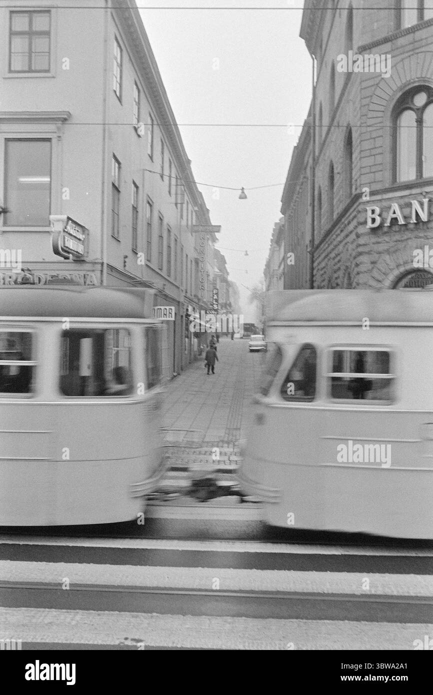 Attualmente 16 - 4 - 1971: Dove il traffico viene manomesso giorni, Oslo sta facendo un passo provvisorio verso un centro senza auto, con strade per i trasporti pubblici. Per oltre sei mesi, Goteborg ha un sistema che dirige il traffico fuori città, combinato con strade pedonali dove regnano pace e tranquillità. Solo tram e autobus possono passare da un quartiere all'altro attraverso le strade centrali della città. Foto: Sverre A. Børretzen / Aktuell / NTB ***FOTO NON ELABORATA*** Foto Stock