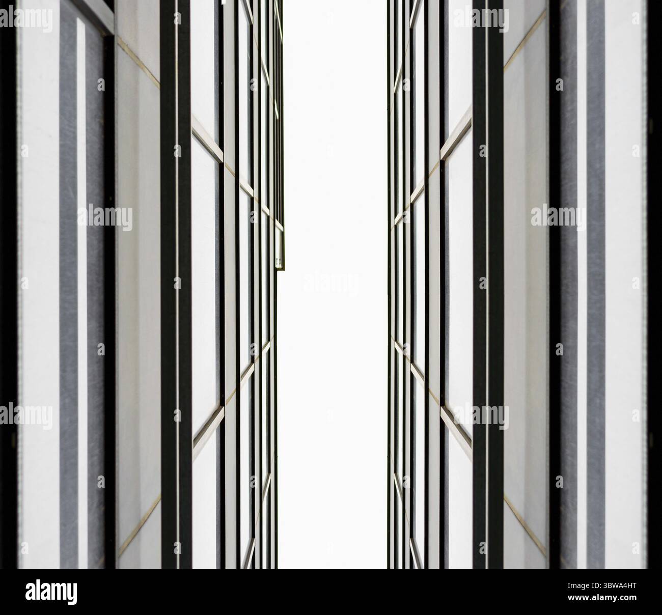 Frammento della parete e delle finestre di un moderno e alto edificio per uffici senza persone sfondo monocromatico architettonico astratto Foto Stock