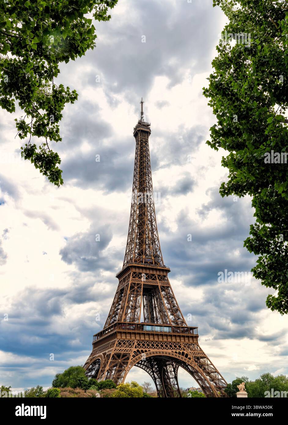 Torre Eiffel di Parigi, iconica Parigi, punto di riferimento della Francia contro cieli blu nuvolosi. Foto Stock