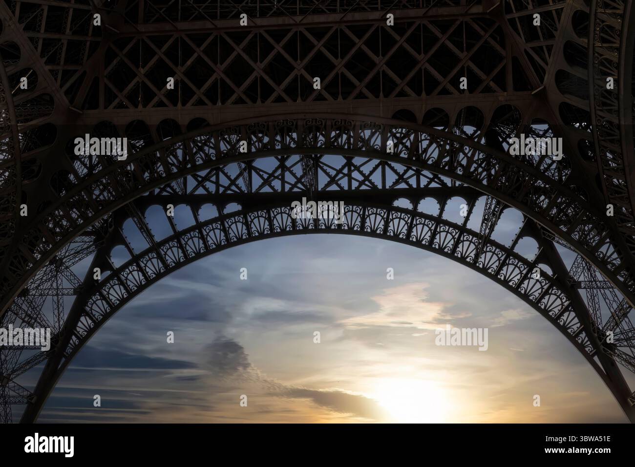 Cielo notturno e sole sotto la Torre Eiffel a Parigi, Francia Foto Stock