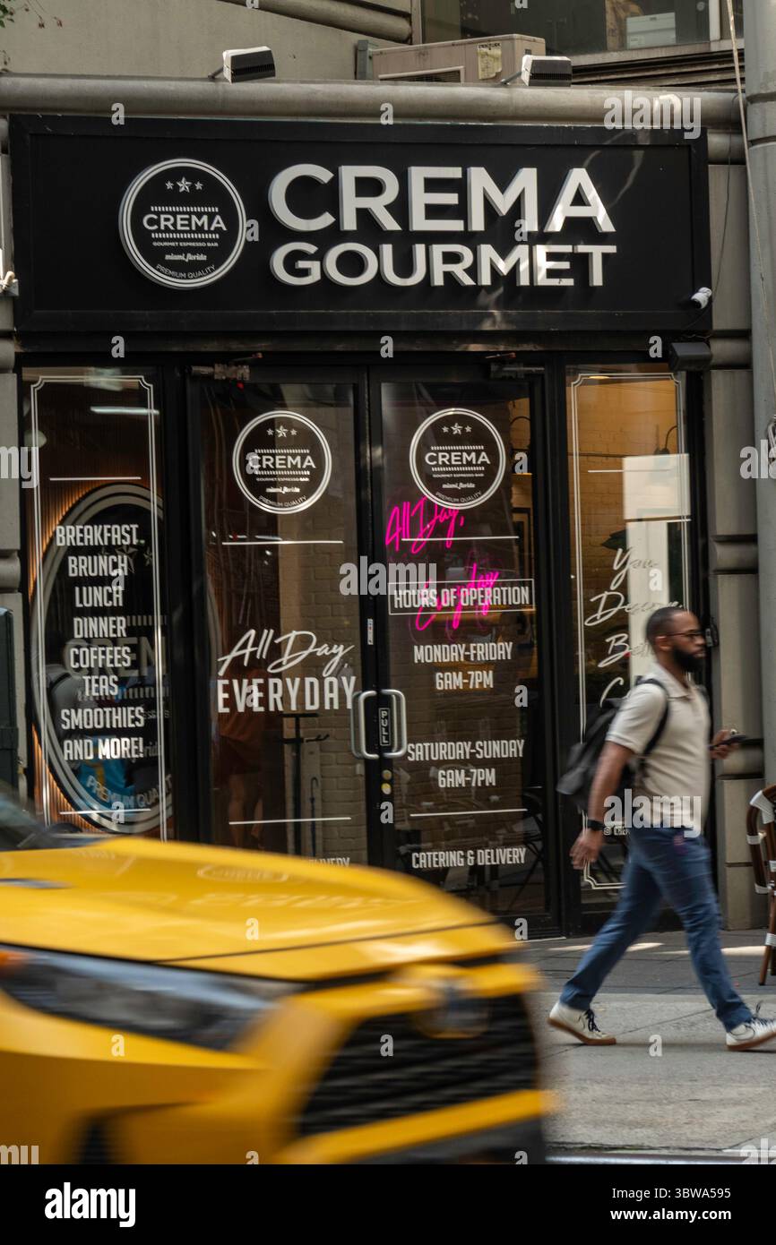 Crema Gourmet è un elegante caffè in stile europeo situato sulla East 40th Street, 2025, New York City, Stati Uniti Foto Stock