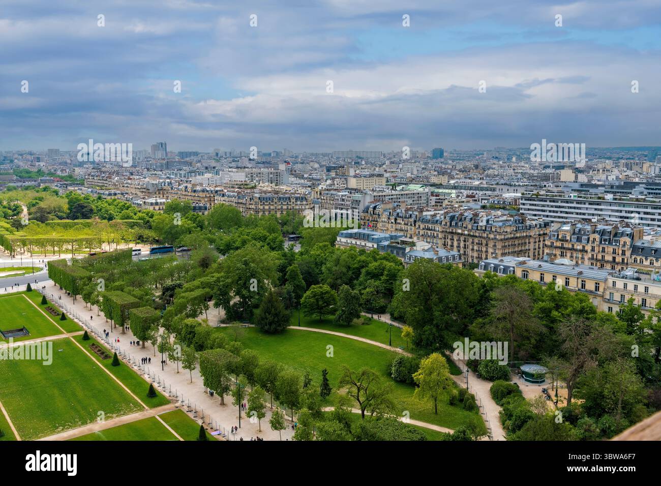Vista a volo d'uccello del campo di Marte, un grande parco pubblico e uno spazio verde, e della città di Parigi, in Francia. Foto Stock