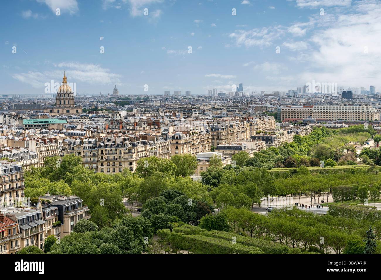 Vista panoramica della città di Parigi e Les Invalides, prominente dalla sua cupola dorata, simbolo della storia militare francese. Foto Stock